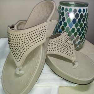 Vionic Orthotic Women's 8 Slip-on Toe Post platform flip flops. Off white